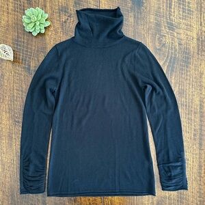 Central Park West Luxe | Black Silk & Cashmere Turtleneck Swester